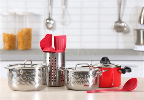 Utensilios de cocina limpios y masa cocida