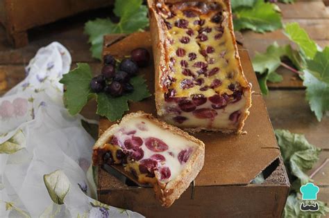 Pastel de uvas frescas con la masa quebrada visible