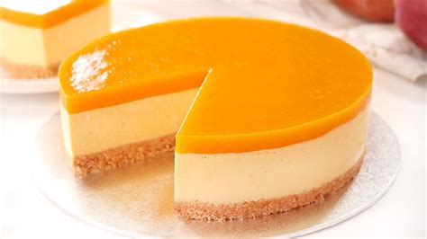 Tarta de kuchen de mango, con decoración de rodajas de mango
