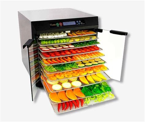 Tomates cortados en bandejas de deshidratador o sobre papel de horno