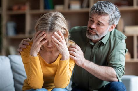 Imagen de padres preocupados observando a su hijo