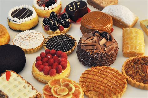 Variedad de productos de pastelería, incluyendo tortas, galletas y muffins.