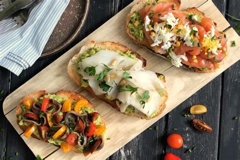 tostas variadas con ingredientes dulces y salados