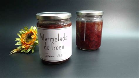tarros de mermelada casera recién envasada y esterilizada