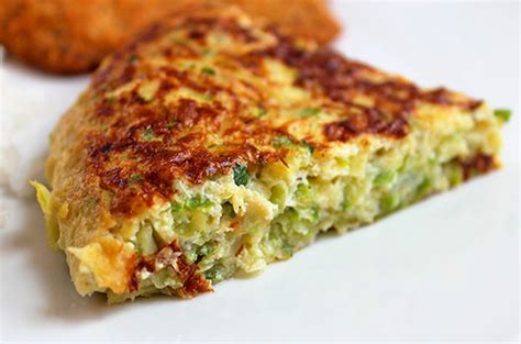 Plato de tortilla de zapallo italiano recién hecha