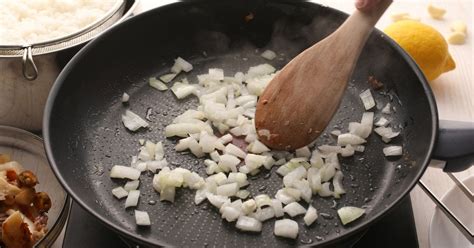 Cebolla y ajo picados sofriéndose en una sartén