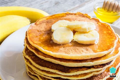 Foto de panqueques de coco y plátano con toppings