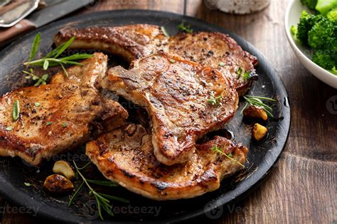 Foto de chuletas ahumadas de cerdo envasadas o cortadas