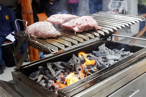 Ilustración de una parrilla tradicional con carbón.