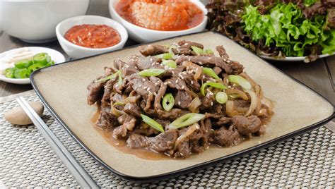 Plato de Bulgogi coreano servido en una parrilla de mesa.