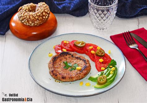 Plato de hamburguesas de pavo con guarnición de cuscús especiado