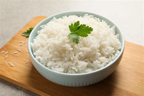 Foto de arroz blanco graneado servido