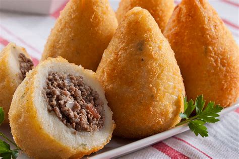 Infografía paso a paso para hacer bollitos de yuca rellenos de carne