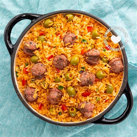 Cacerola con arroz, longaniza y verduras