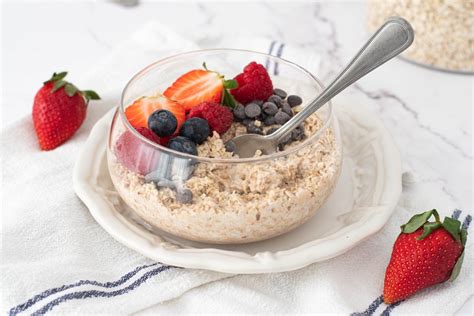 Avena nocturna con frutas y semillas en un frasco de vidrio