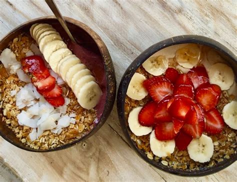 Bowl de açai con frutas frescas, granola y coco rallado