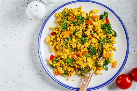 Revuelto de tofu con verduras coloridas en un plato