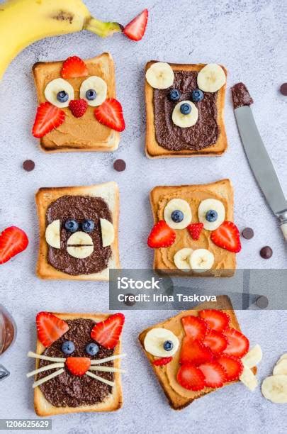 Tostadas con mantequilla de cacahuete decoradas como caras de animales