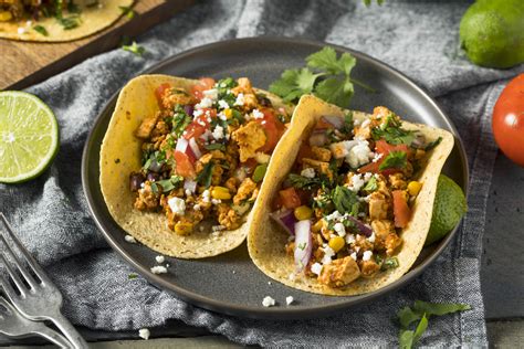 Tacos veganos rellenos con revuelto de tofu y vegetales frescos