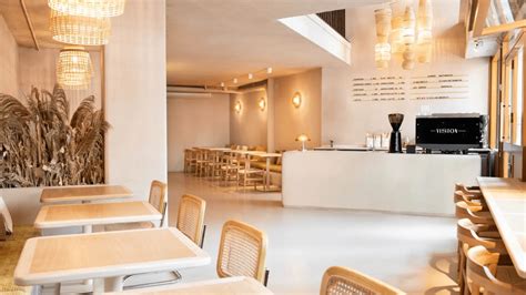 Fotografía del interior de un restaurante Mizu mostrando un ambiente acogedor y diseño minimalista.