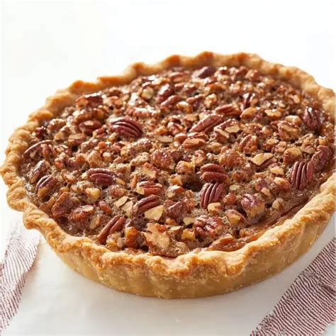 Tarta suiza de nuez recién horneada, dorada y lista para enfriar.