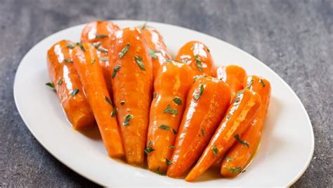 Zanahorias glaseadas en sartén con hierbas frescas