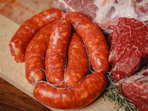 Infografía mostrando la comparación de ingredientes entre el chorizo español (con pimentón) y el chorizo criollo (con especias frescas)