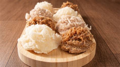 Foto de cocadas espolvoreadas con coco rallado en cápsulas de papel