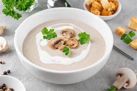Ingredientes frescos para la crema de champiñones: champiñones, ajo, tomillo, cebolla
