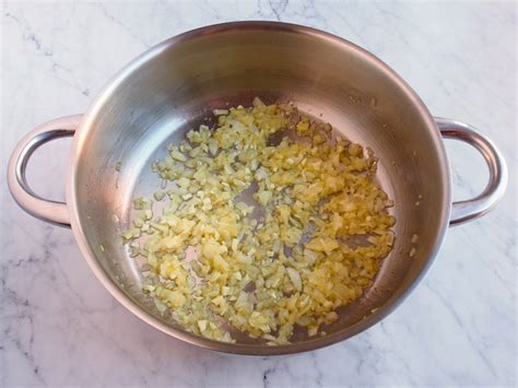 Proceso de sofreír ajo y cebolla en una olla