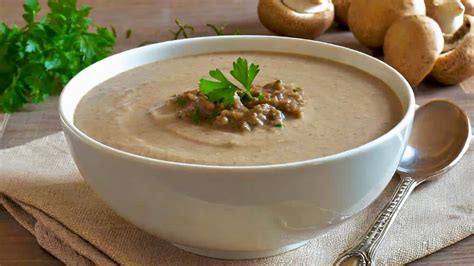 Crema de champiñones con diferentes toppings como croutons y perejil