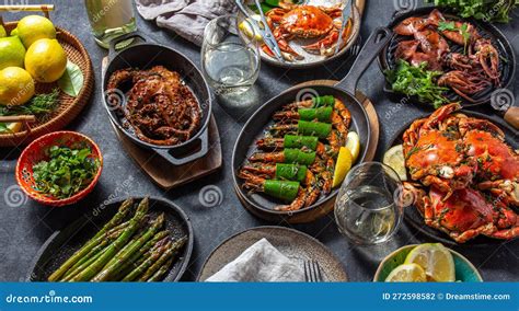 Mesa navideña con abundancia de mariscos y platos familiares