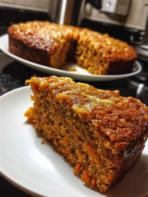 Bizcocho de zanahoria y naranja recién horneado y cortado