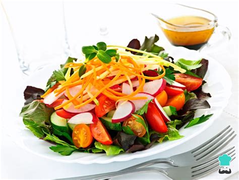 Plato variado con diferentes opciones de verduras: ensalada fresca, verduras asadas, y un plato de arroz con vegetales.