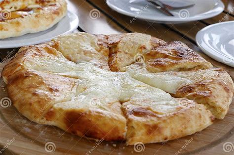 Plato tradicional georgiano con Tklapi como ingrediente