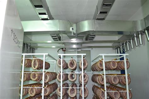 Interior de una cámara de secado industrial para cueros de fruta