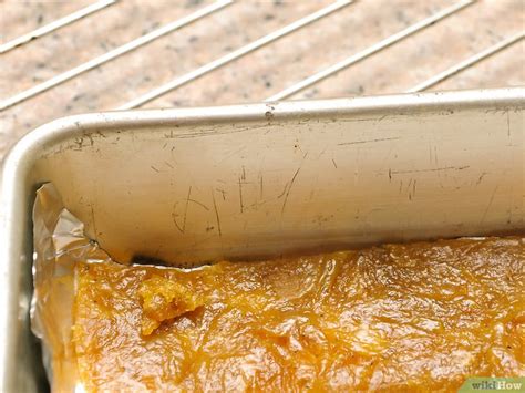 Cuero de frutas casero secándose en una bandeja de horno