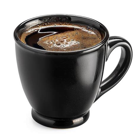 Fotografía de una taza de café negro sin azúcar ni leche, con granos de café al lado.