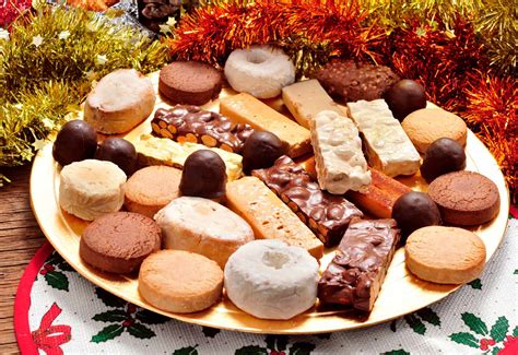 Foto: Mesa con dulces navideños tradicionales españoles variados