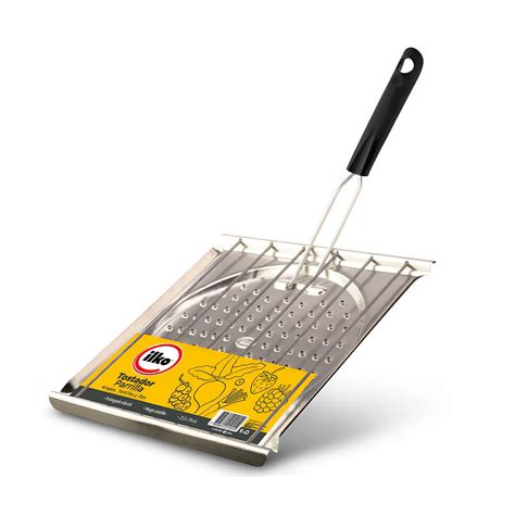 Tostador de pan metálico a gas sobre una cocina de gas, mostrando su diseño ergonómico y control de calentamiento