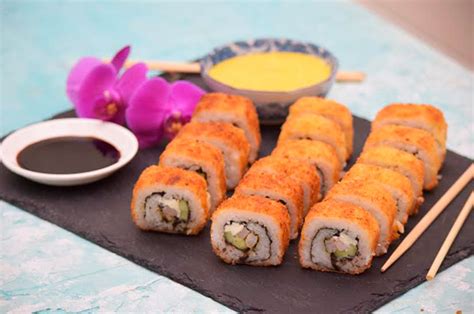 Plato de sushi de camarón empanizado con salsa