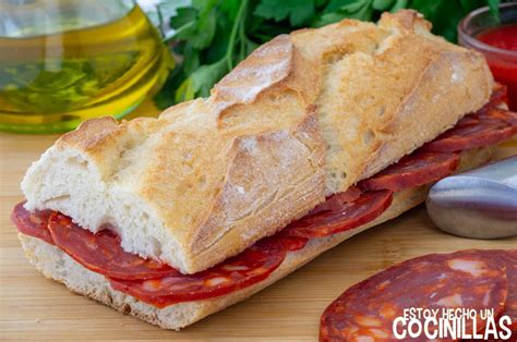 Fotografía de un chorizo servido con pan