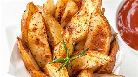 Papas fritas al horno con cuencos de guacamole y mayonesa de ajo