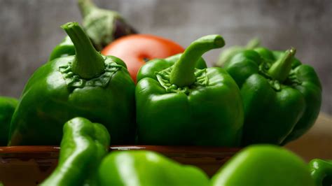 Ingredientes frescos para salsa de pimiento verde: pimientos verdes, cebolla, ajo, aceite de oliva