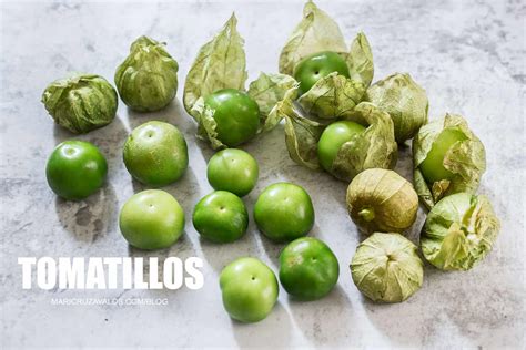 Tomatillos frescos con su cáscara, listos para usar