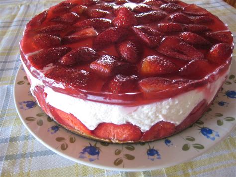 Foto de las capas de la tarta de yogur y fresas durante su preparación.