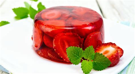 Primer plano de la cobertura de gelatina de fresas sobre la tarta.