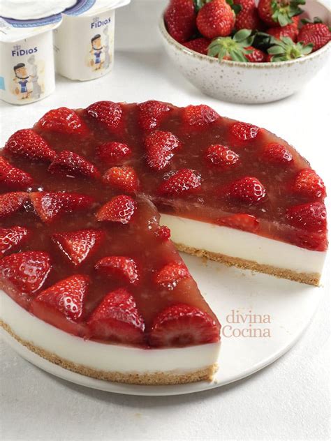 Imagen de la tarta de yogur y fresas terminada y decorada.