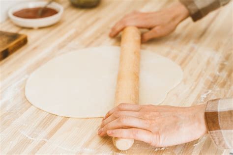 masa de galletas siendo estirada con rodillo