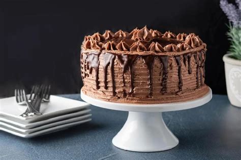 Una torta decorada con un drip de chocolate, mostrando la cobertura.